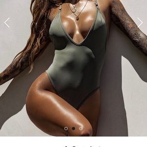 One piece bathsuit